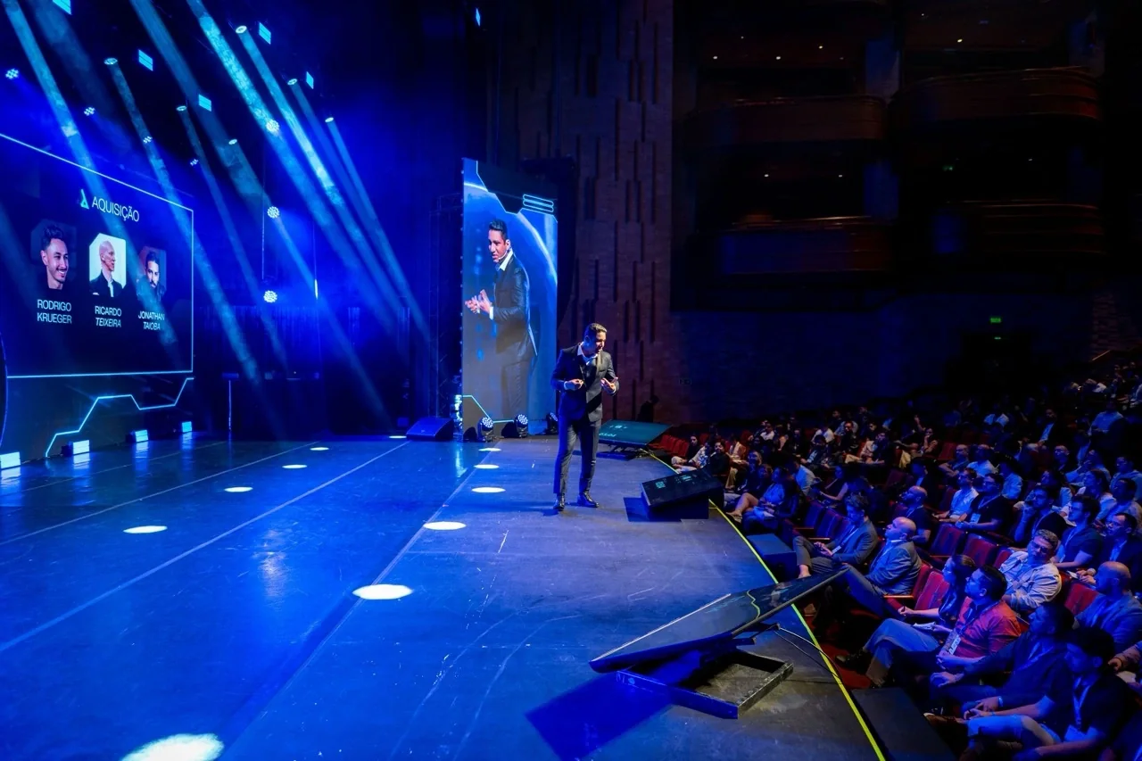 Lúcio Artes no palco, plano aberto